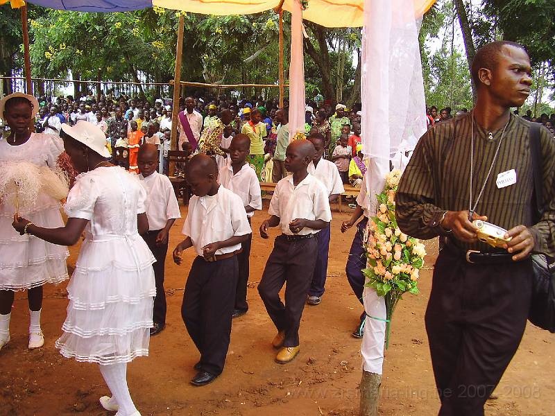 0188 Priesterwijding dans Mahagi.JPG